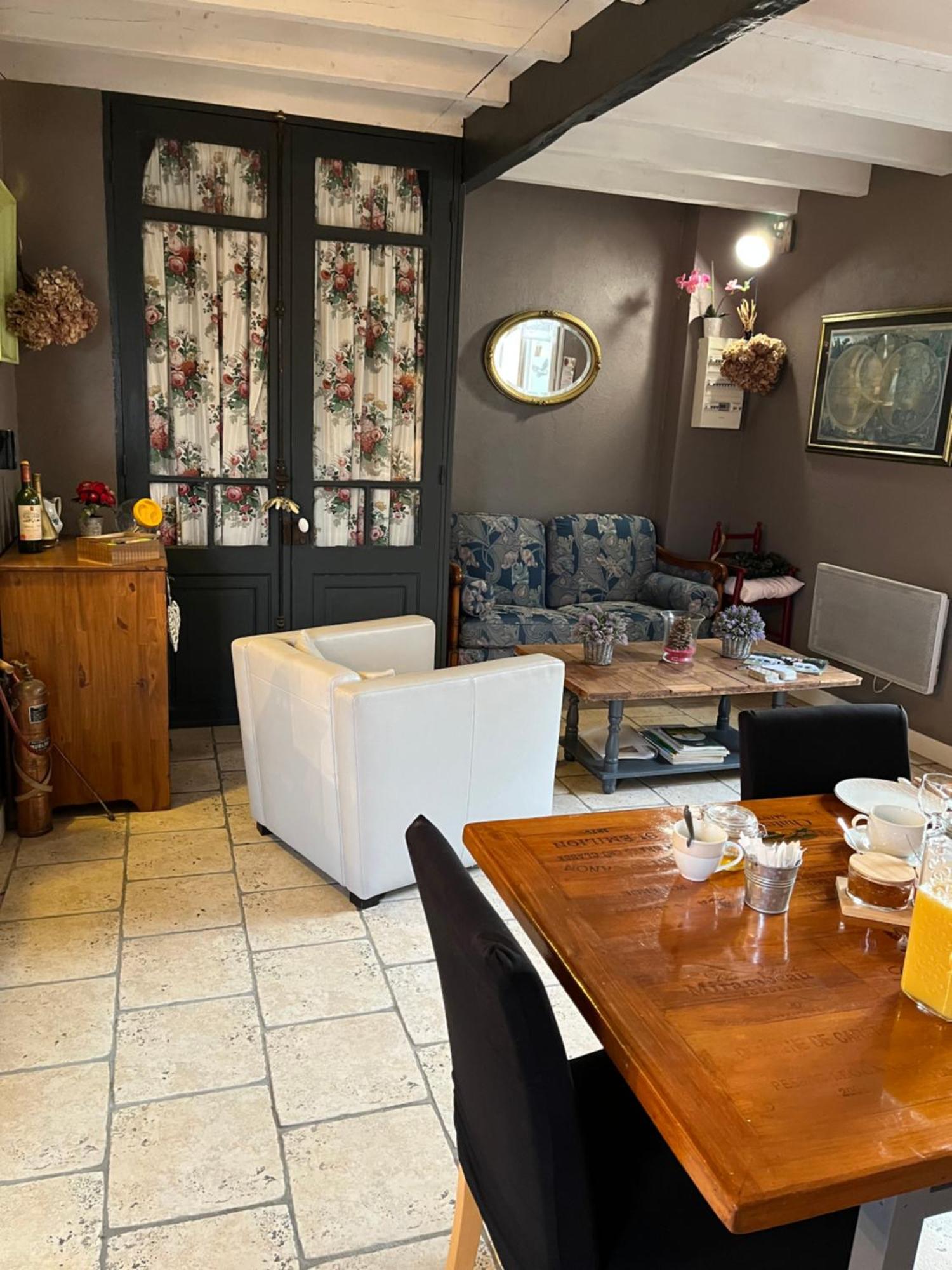 Chambres Et Gite Peyroutas " Camille" Vignonet St Emilion Exterior foto